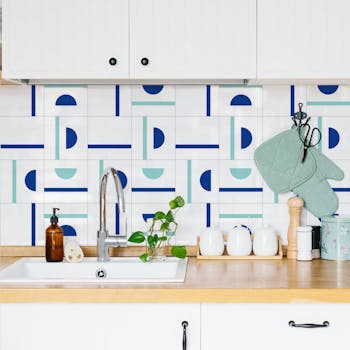 parede de cozinha azul geometrico como utilizar