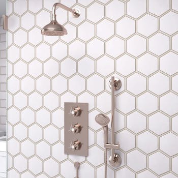 papel de parede hexagono branco com dourado para banheiro