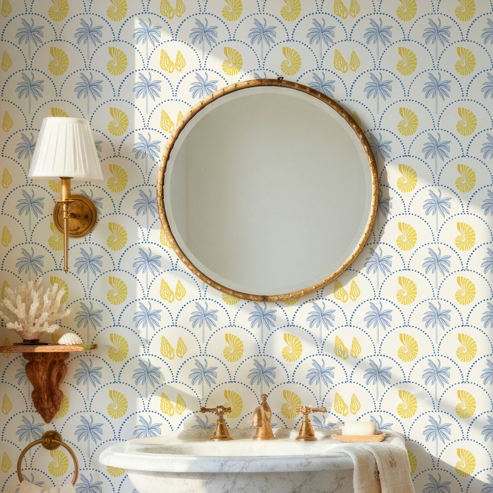 papel de parede lavavel azul e amarelo palmeiras e conchas em um banheiro mediterraneo