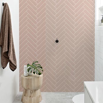 papel de parede rosa para banheiro chevron