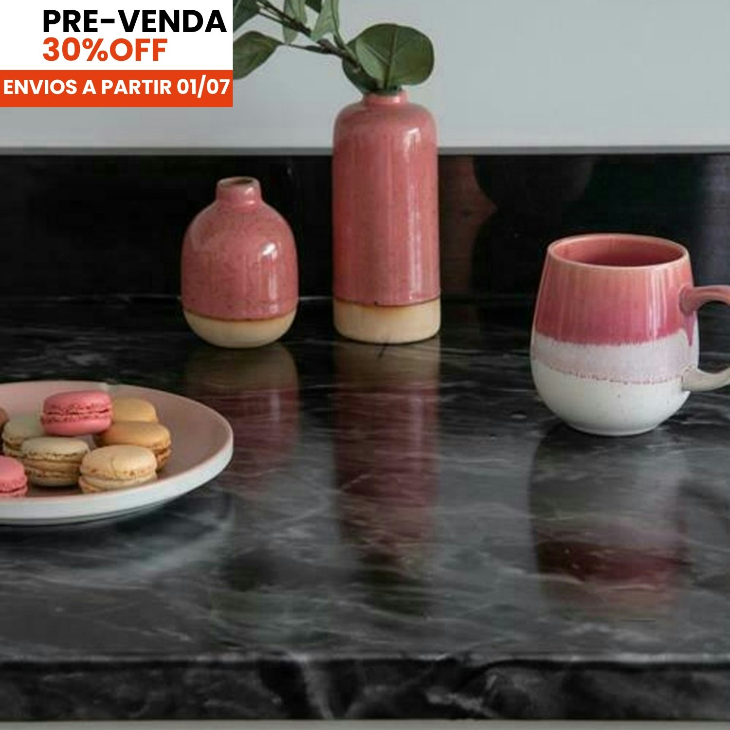 ADESIVO ENVELOPAMENTO PIA OU BANCADA NA COR PRETA ADORNANDO A PIA ALGUMAS CERAMICAS E PRATINHO COM  BISCOITOS