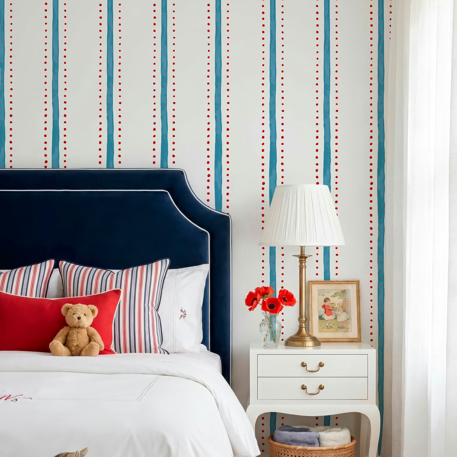 Papel de Parede Listrado Vertical com Poá na cor azul e vermelho em quarto de menino com cabeceira azul com almofadas vermelas azul e branco com luminária elegante