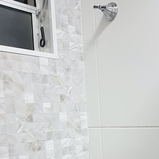papel de parede banheiro madreperola