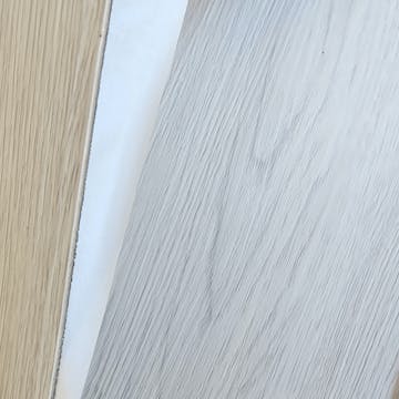 detalhe piso adesivo branco